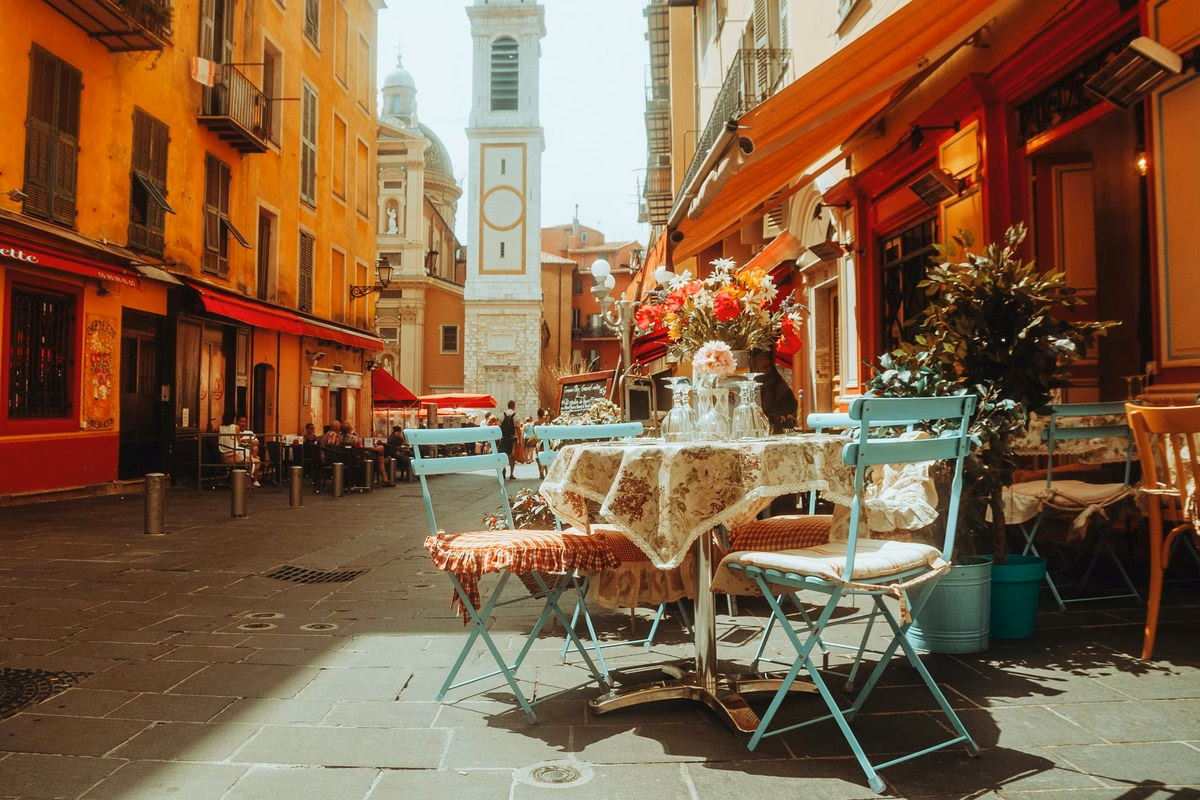 Terrasse de café dans une ruelle européenne