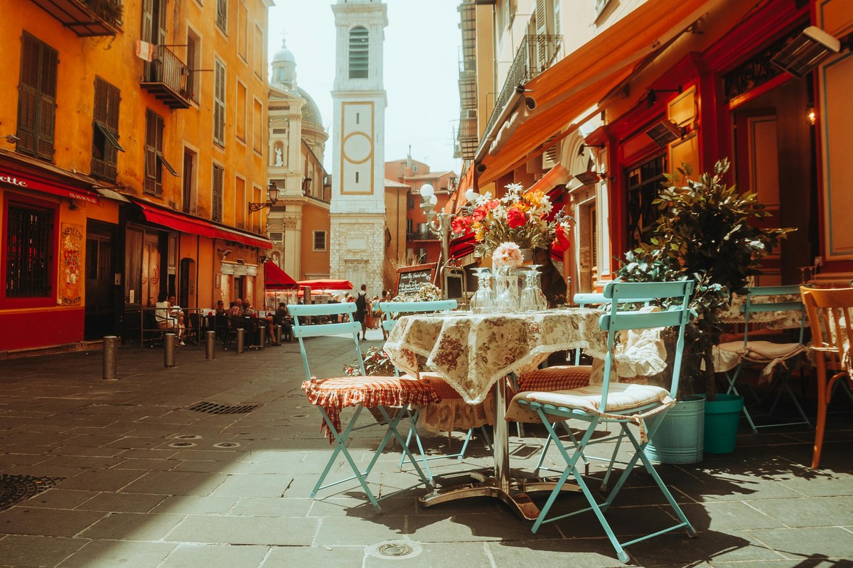 Terrasse de café dans une ruelle européenne