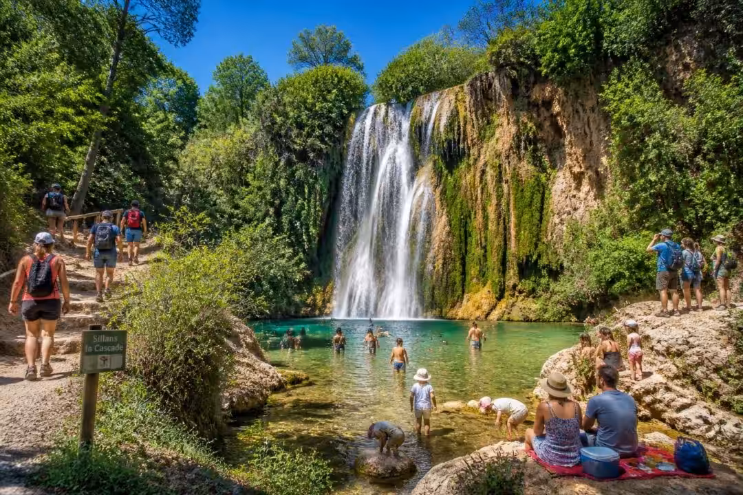 découvrez sillans-la-cascade, un site naturel exceptionnel pour la baignade, avec des accès faciles et des activités incontournables pour toute la famille.