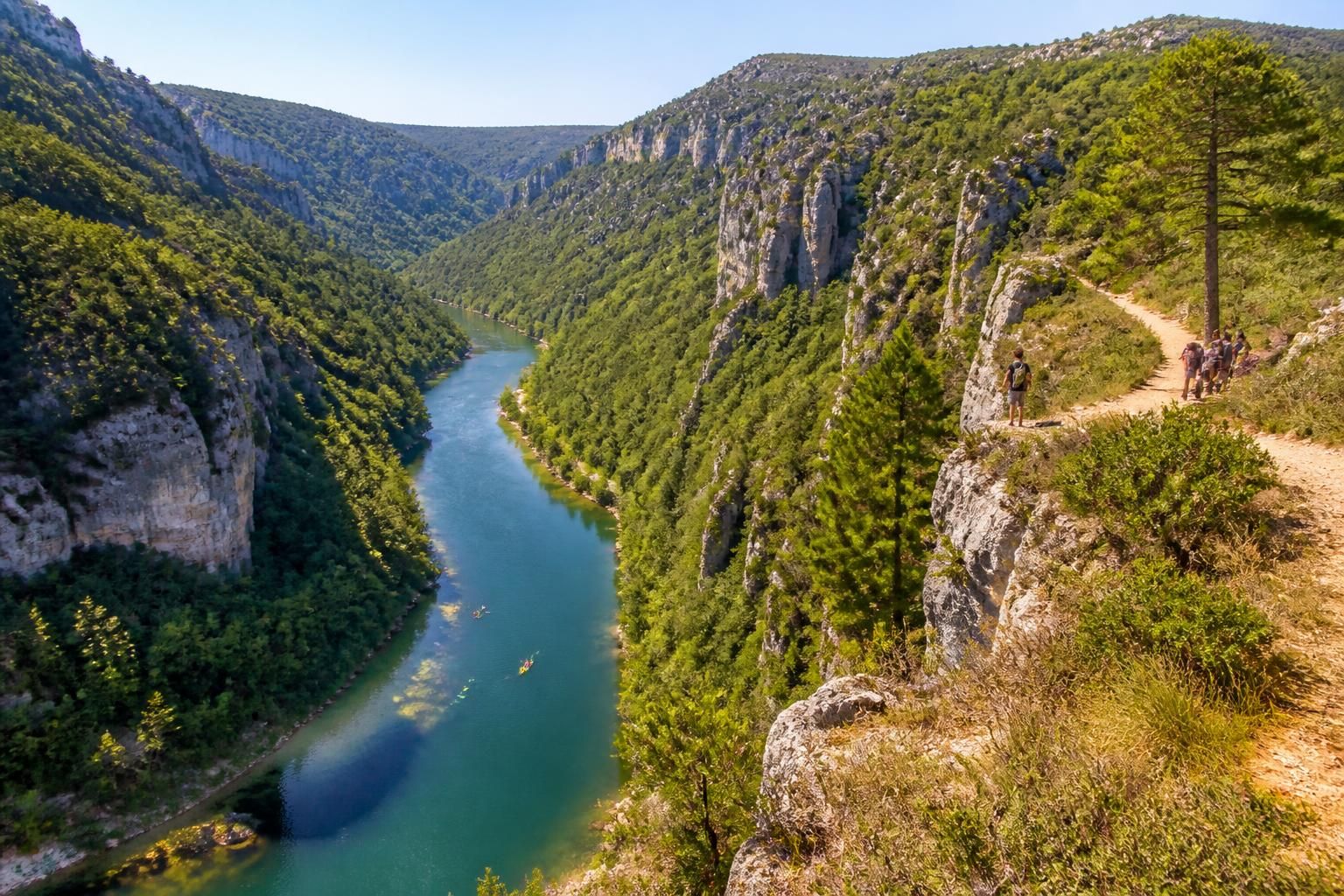 découvrez la gorge du tarn grâce à notre carte détaillée et explorez les activités incontournables et sites à visiter pour profiter pleinement de ce site naturel exceptionnel.