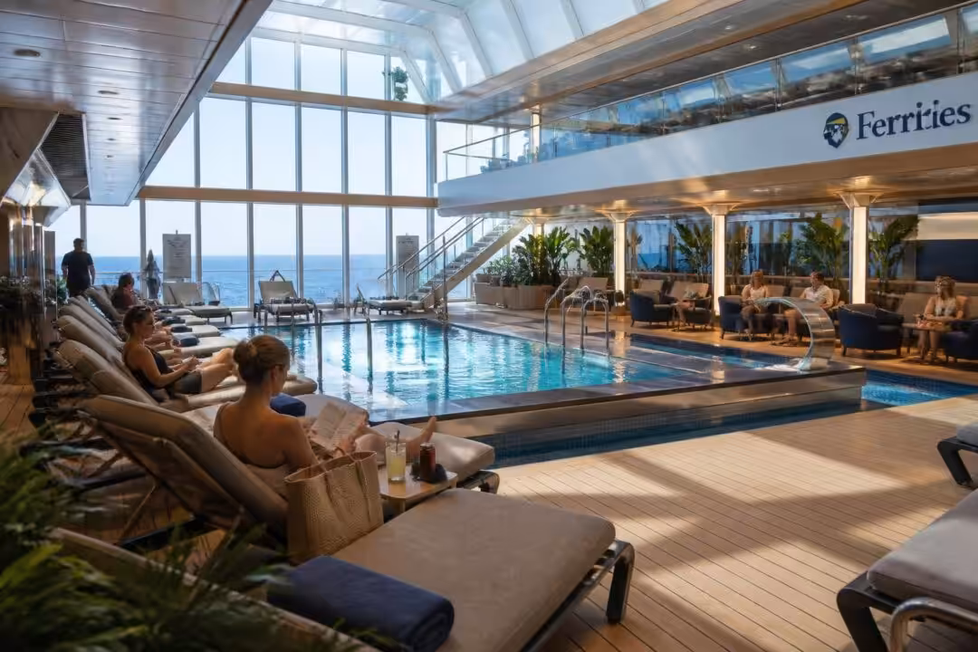 découvrez l'intérieur de la piscine à bord des corsica ferries : confort, détente et services pour un voyage inoubliable en mer.