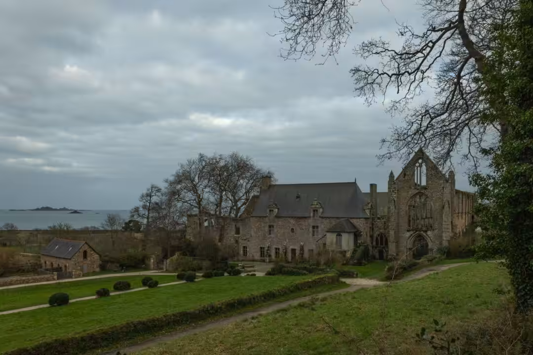 Abbaye de Beauport à Paimpol : une immersion captivante entre histoire, nature et légendes fascinantes