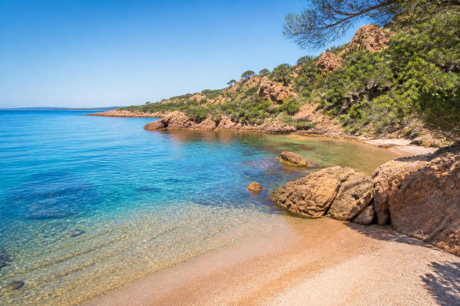 découvrez les plus belles plages de fréjus et les criques secrètes près de saint-raphaël, des lieux idylliques à explorer pour des moments de détente inoubliables au bord de la méditerranée.