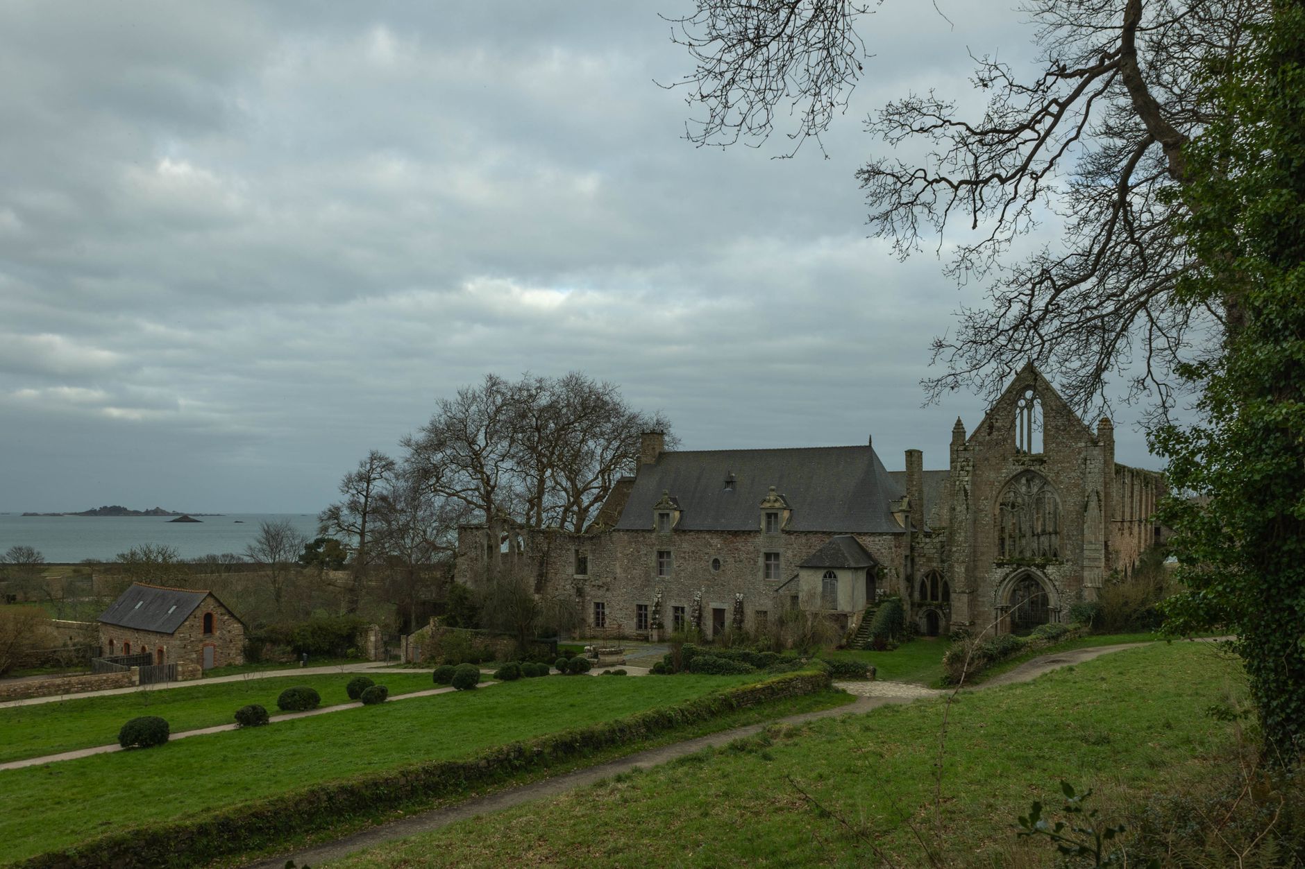 Abbaye de Beauport à Paimpol : une immersion captivante entre histoire, nature et légendes fascinantes