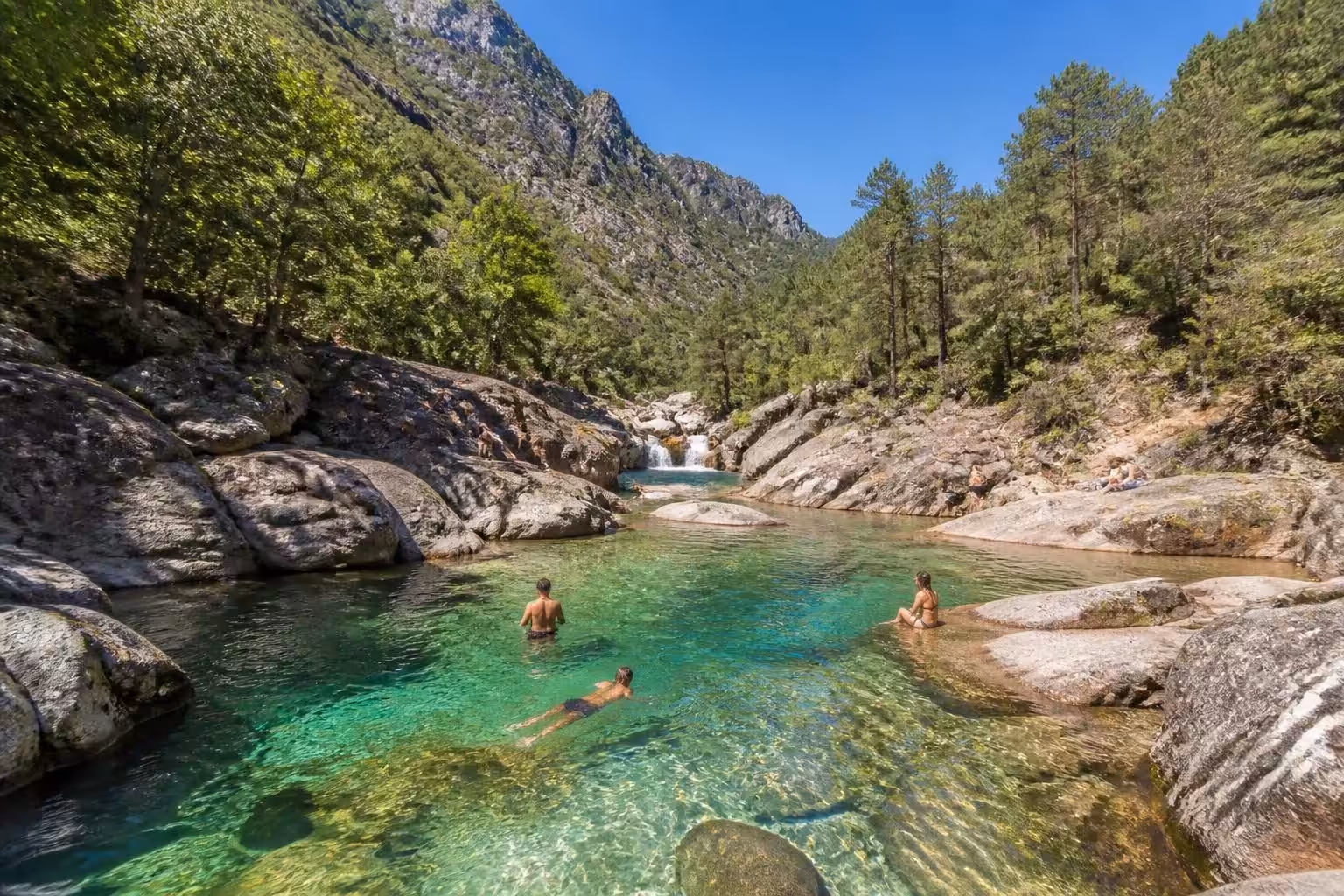 découvrez les meilleurs spots pour se baigner dans la gorge de la restonica en haute-corse, entre paysages naturels préservés et eaux cristallines idéales pour la baignade.