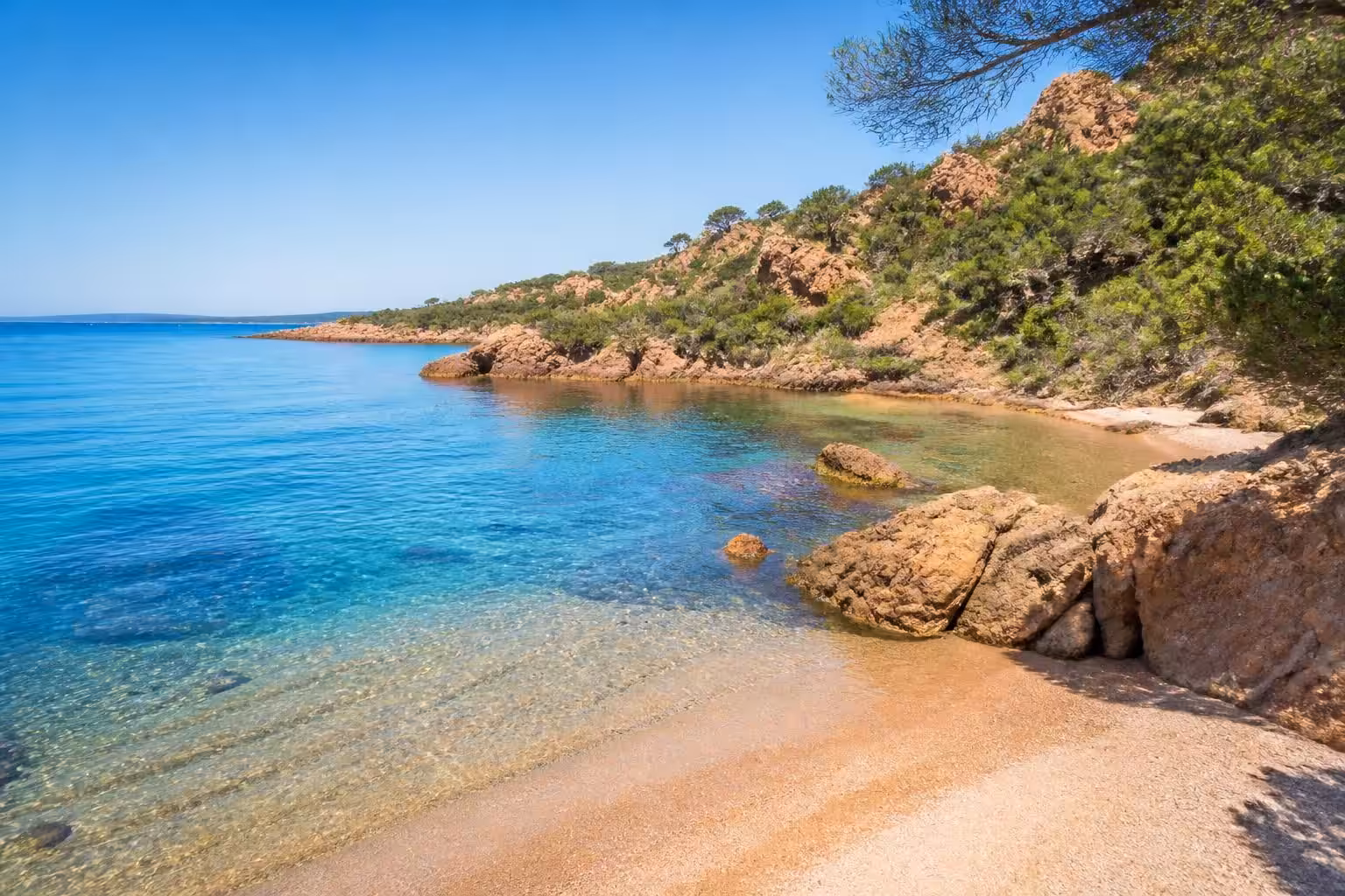 découvrez les plus belles plages de fréjus et les criques secrètes près de saint-raphaël, des lieux idylliques à explorer pour des moments de détente inoubliables au bord de la méditerranée.